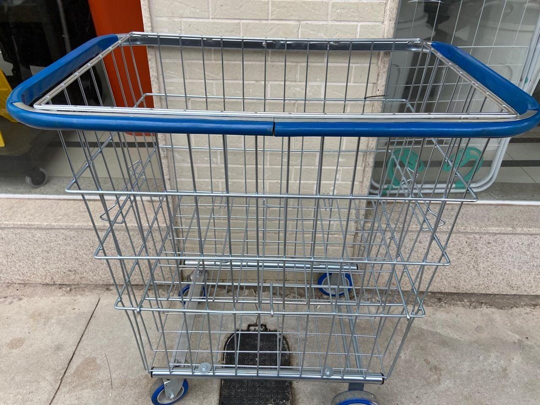 Carrinho de zelador reformado pela Mais Limpo, com pintura nova e rodízios trocados